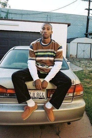 Как носить черные джинсы с светло-коричневыми замшевыми ботинками дезертами