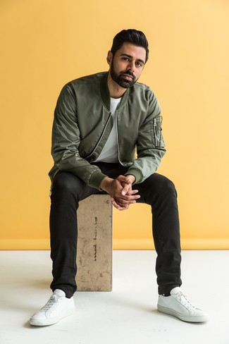 Как носить черные джинсы с темно-бирюзовым бомбером мужчине