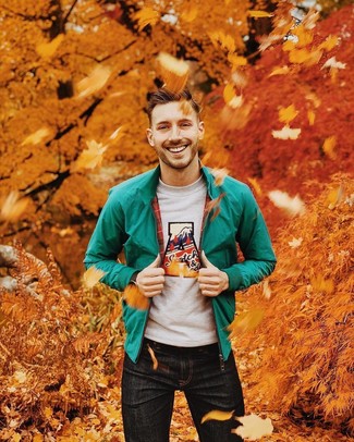 Как носить черные джинсы с темно-бирюзовым бомбером мужчине