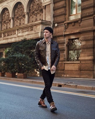 Как носить черные джинсы с табачными кожаными рабочими ботинками мужчине