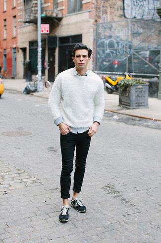 Как носить черные джинсы с белым свитером с круглым вырезом мужчине