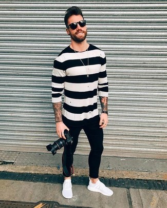 Как носить черные джинсы с белым свитером с круглым вырезом мужчине