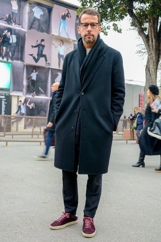 Как носить черные джинсы с белым свитером с круглым вырезом мужчине