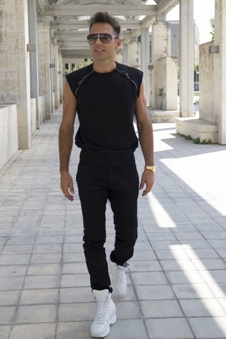 Как носить черные джинсы с белыми высокими кедами мужчине