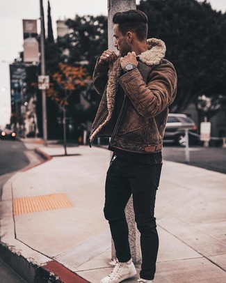 Как носить черные джинсы с белыми высокими кедами мужчине