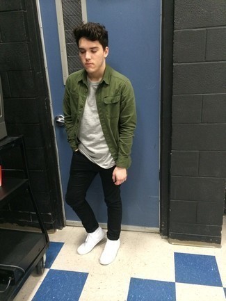 Как носить черные джинсы с белыми высокими кедами мужчине