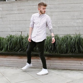 Как носить черные джинсы с белыми высокими кедами мужчине