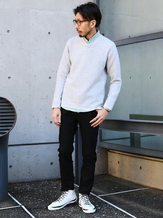 Как носить черные джинсы с белыми высокими кедами мужчине