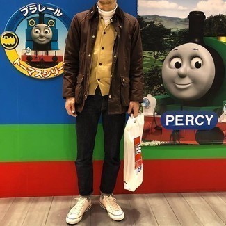 Как носить черные джинсы с белыми низкими кедами мужчине