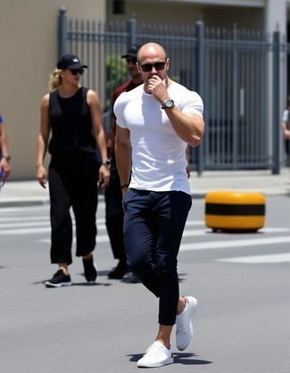 Как носить черные джинсы с белыми низкими кедами мужчине