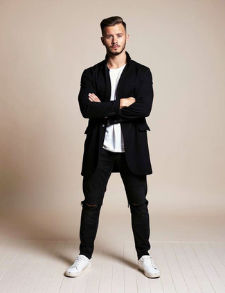 Как носить черные джинсы с белыми низкими кедами мужчине