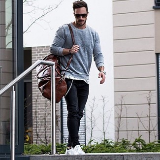 Как носить черные джинсы с белыми низкими кедами мужчине