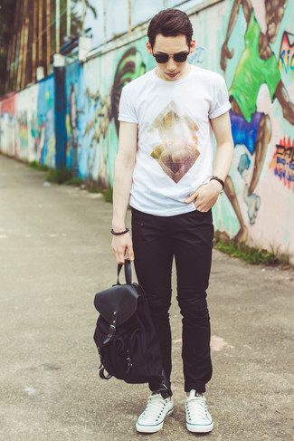 Как носить черные джинсы с белыми низкими кедами мужчине