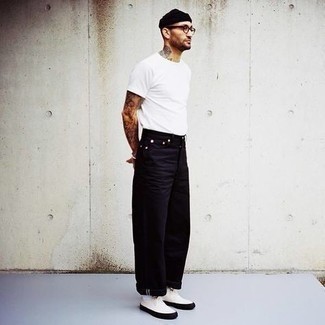 Как носить черные джинсы с белыми низкими кедами мужчине