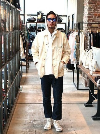 Как носить черные джинсы с белыми низкими кедами мужчине