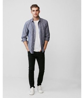 Как носить черные джинсы с белыми низкими кедами мужчине