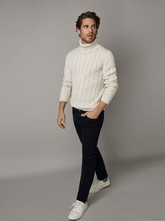 Как носить черные джинсы с белыми низкими кедами мужчине