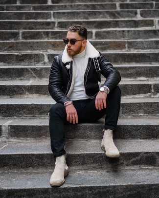 Как носить черные джинсы с белой водолазкой мужчине