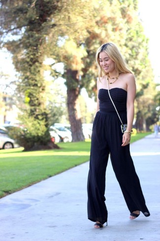 Какие босоножки на каблуке носить с черным комбинезоном