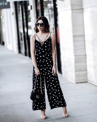 Какие босоножки на каблуке носить с черным комбинезоном