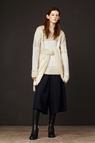 Какие брюки-кюлоты носить с черными сапогами