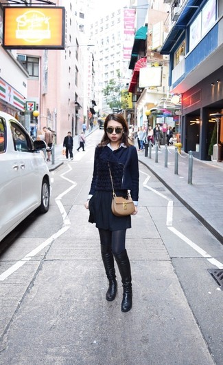 Какие короткие шубы носить с черными сапогами