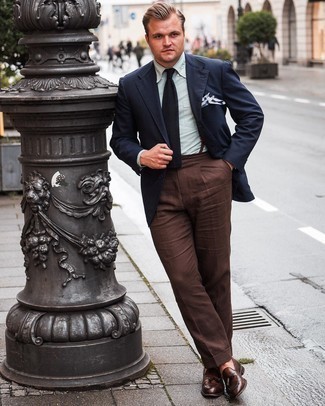 С чем носить черный вязаный галстук мужчине