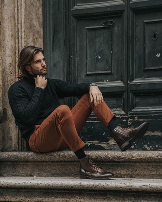 Как носить черную вязаную водолазку с коричневыми брюками чинос