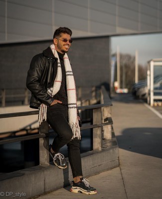 Как носить черную шерстяную вязаную водолазку с черными джинсами мужчине