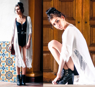 С чем носить черную кружевную футболку женщине