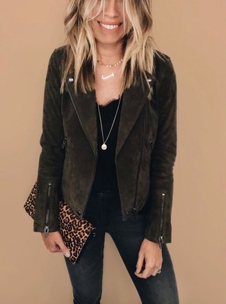 С чем носить черную кружевную футболку женщине