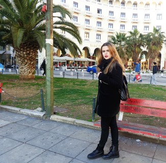 Какое пальто носить с черными ботинками на шнуровке женщине