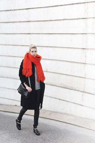 Как носить черные кожаные ботильоны с черным пальто