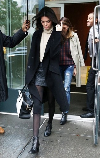 Как носить черные кожаные ботильоны с черным пальто