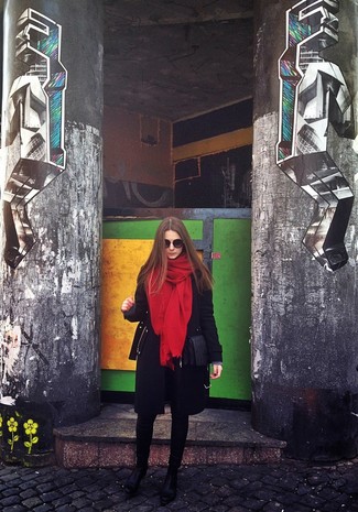 Как носить черные кожаные ботильоны с черным пальто