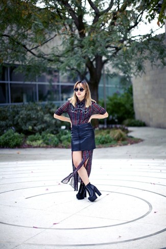 Как носить черные кожаные ботильоны с черной мини-юбкой