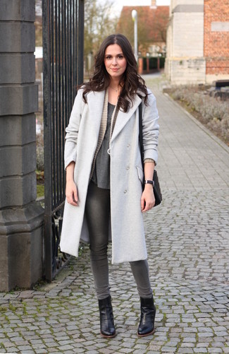 Как носить черные кожаные ботильоны с темно-серыми джинсами