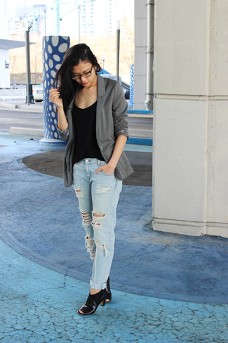 Как носить черные кожаные ботильоны с серым пиджаком