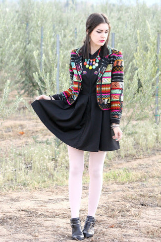 Как носить черные кожаные ботильоны с разноцветным пиджаком с принтом