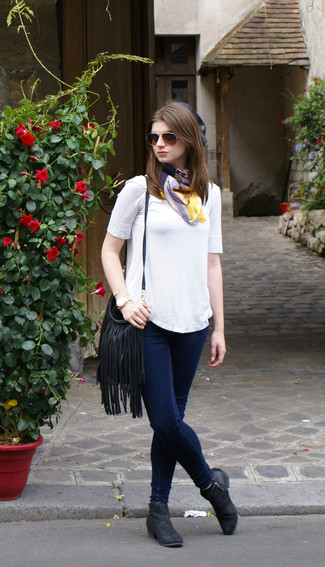 Как носить черные кожаные ботильоны с темно-синими джинсами