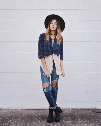 Как носить черные кожаные ботильоны с темно-синими джинсами