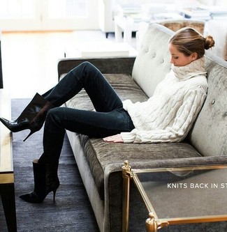 Как носить черные кожаные ботильоны с белой водолазкой