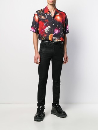 С чем носить черные кожаные кроссовки мужчине