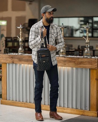 С чем носить черный кожаный рюкзак мужчине