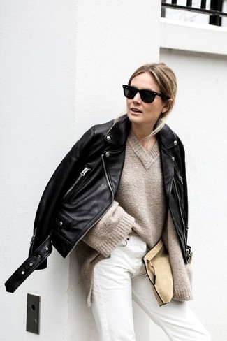 Как носить черную кожаную косуху с бежевым вязаным свободным свитером