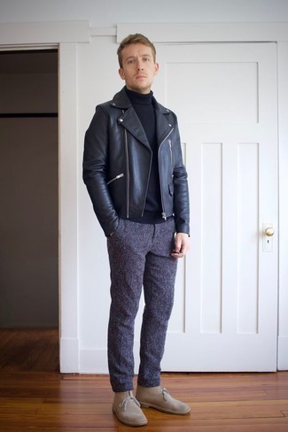 Как носить черную кожаную косуху с бежевыми замшевыми ботинками дезертами