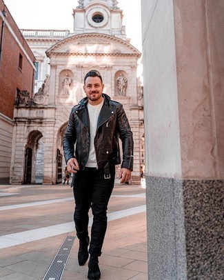 Как носить черную кожаную косуху с черными джинсами мужчине