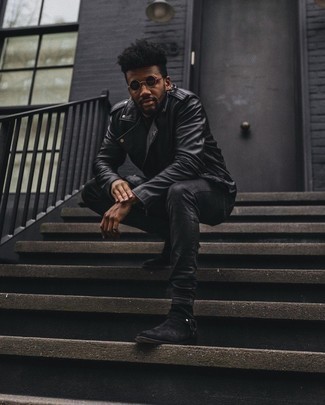 Как носить черную кожаную косуху с черными джинсами мужчине