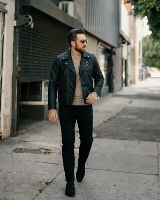 Как носить черную кожаную косуху с черными джинсами мужчине