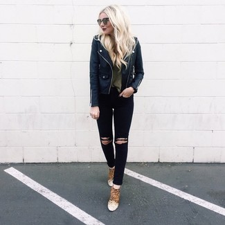 Как носить черную кожаную косуху с черными рваными джинсами женщине